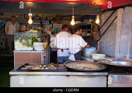 La Turquie, Istanbul, Galata Karakoy, marché aux poissons, de bloquer la vente de poisson frit fraîchement des collations. Banque D'Images