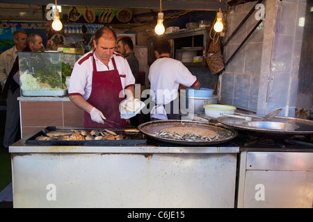 La Turquie, Istanbul, Galata Karakoy, marché aux poissons, de bloquer la vente du poisson frit des collations. Banque D'Images