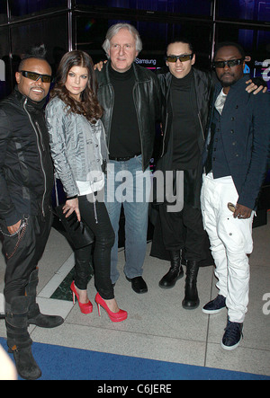 Les Black Eyed Peas et James Cameron The Black Eyed Peas lancer le Samsung 3D LED TV au Time Warner Center - Nouveaux arrivants Banque D'Images