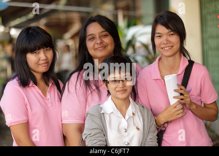 Filles thai student posing à Bangkok, Thaïlande rue Banque D'Images