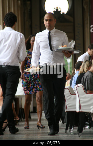 Serveur dans le café marly au Louvre à paris france Banque D'Images