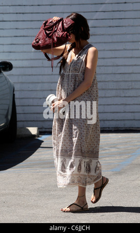 Nicole Richie porte sur son visage alors qu'elle quitte l'école de la circulation dans la région de Van Nuys Los Angeles, Californie - 07.04.10 Banque D'Images