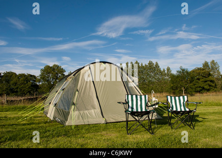 Une tente Outwell Tennessee 5, dressé sur un camping dans la région de Horton Ribblesdale, North Yorkshire, Angleterre. Banque D'Images