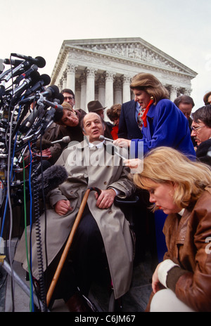 L’ancien secrétaire de presse de la Maison-Blanche, James Brady, s’entretient avec les médias après une audience sur la loi Brady sur le contrôle des armes à feu, devant la Cour suprême le 3 décembre 1996 à Washington, DC. La mesure porte le nom de Brady, qui a été grièvement blessé lors de la tentative d'assassinat du président Reagan en 1981. Banque D'Images