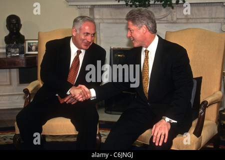 Le président Bill Clinton rencontre le Premier ministre israélien Benjamin Netanyahu dans le bureau ovale Banque D'Images