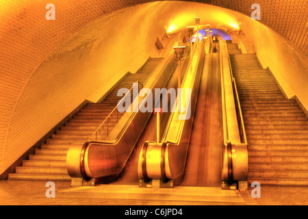 Tunnel avec une longue rangée déménagement escaliers menant au plus profond du métro le métro de Lisbonne Portugal Banque D'Images