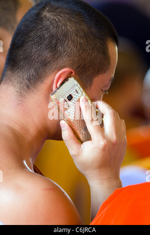 Moine bouddhiste thaï talking on mobile phone, Chiang Mai, Thaïlande Banque D'Images