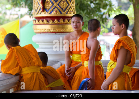 Groupe de moines bouddhistes thaïlandais dans la cour du temple Wat Phra Singh, Chiang Mai, Thaïlande Banque D'Images