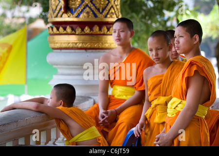 Groupe de moines bouddhistes thaïlandais dans la cour du temple Wat Phra Singh, Chiang Mai, Thaïlande Banque D'Images