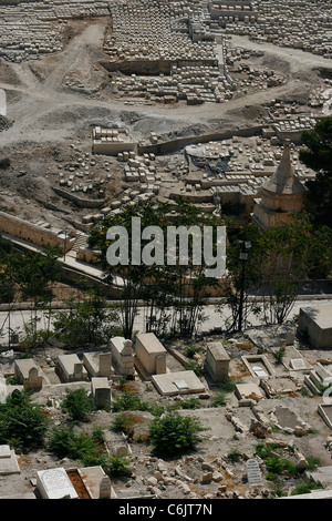 Tombes islamiques sur le mont du Temple en face du cimetière juif avec le tombeau d'Absalon sur le Mont des Oliviers à Jérusalem. Banque D'Images
