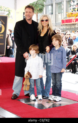 Russell Crowe, épouse Danielle Spencer, fils Charles Spencer Crowe et Tennyson Spencer Crowe Russell Crowe est honorée avec le Banque D'Images