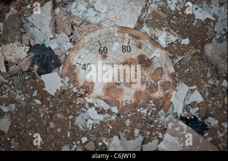 Rompu et brisé Manomètre cadran dans un Water Works négligés et abandonnés Banque D'Images