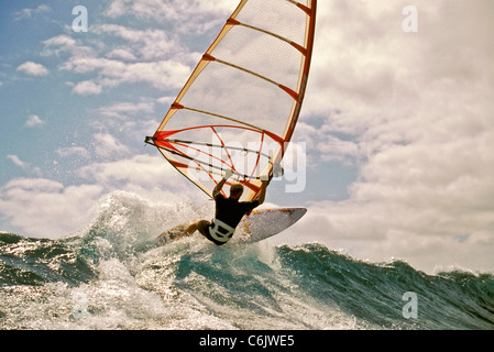 Hawaii, Kauai, planche à découper sur le wave. Banque D'Images