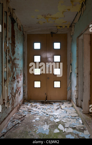 Voir dans un couloir de la porte d'entrée principale dans un Water Works négligés et abandonnés Banque D'Images