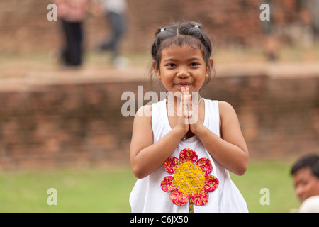 Petites filles Thai salutations traditionnelles, Ayuthaya, Thaïlande Banque D'Images