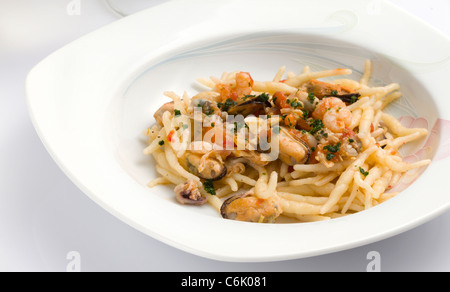 Une cuisine typiquement italienne,trofie,plat de pâtes avec sauce de poisson Banque D'Images
