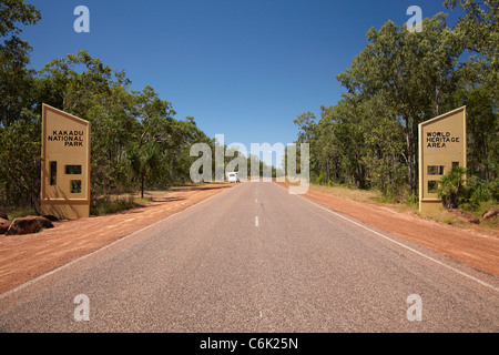 Entrée du Parc National de Kakadu signe Arnhem Highway, Territoire du Nord, Australie Banque D'Images