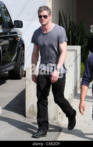 Eric Dane de retourner à sa voiture tandis que dehors avec un ami à West Hollywood Los Angeles, Californie - 24.03.10 Banque D'Images