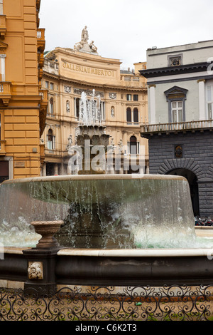 La fontaine de la Piazza Trento e Trieste en regardant vers la Galleria Umberto I de Naples Italie Banque D'Images