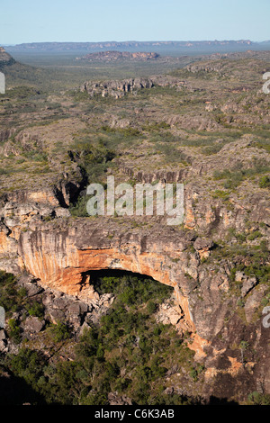 La voûte, l'escarpement de la terre d'Arnhem, au bord du Parc National de Kakadu, la terre d'Arnhem, dans le Territoire du Nord, Australie - vue aérienne Banque D'Images