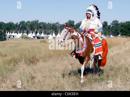 Chef indien dans un défilé tenu sur le Tarif Réservation, Montana, au cours de l'assemblée juste Crow Banque D'Images