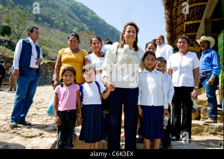 Marguerite épouse du Président avec les enfants à l'entrée de Sonato de las Golondrinas Banque D'Images