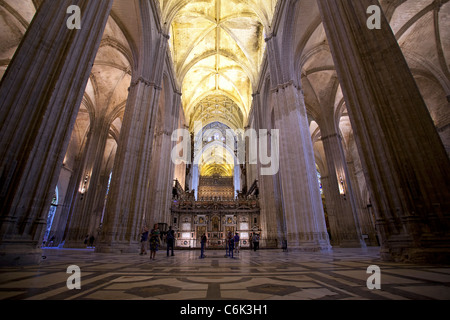 Intérieur de la basilique à Séville, en Espagne, l'ornementation, des volutes, des arches et des colonnes. Banque D'Images