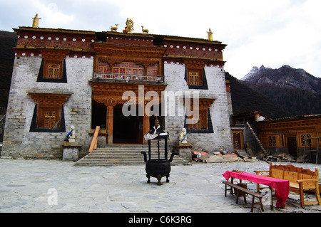 Temple bouddhiste tibétain à Daocheng, province du Sichuan, Chine Banque D'Images