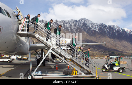 Brian O'Driscoll dirige l'équipe irlandaise de l'avion, comme l'équipe de Rugby irlandais arrivent à l'aéroport de Queenstown avec les Remarkables mo Banque D'Images