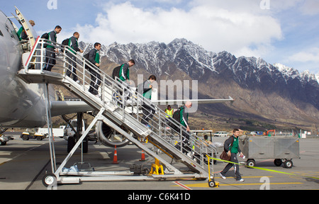 Brian O'Driscoll dirige l'équipe irlandaise de l'avion, comme l'équipe de Rugby irlandais arrivent à l'aéroport de Queenstown avec les Remarkables mo Banque D'Images