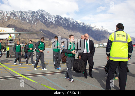 Brian O'Driscoll dirige l'équipe irlandaise de l'avion, comme l'équipe de Rugby irlandais arrivent à l'aéroport de Queenstown avec les Remarkables mo Banque D'Images