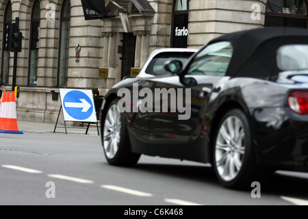 Au cours d'un détournement du trafic route fermée à Londres Banque D'Images