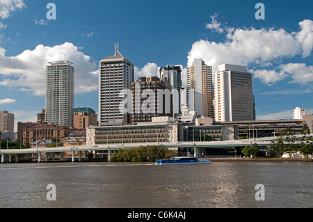 Traversier sur le fleuve de Brisbane à Brisbane City skyline, Queensland, Australie Banque D'Images