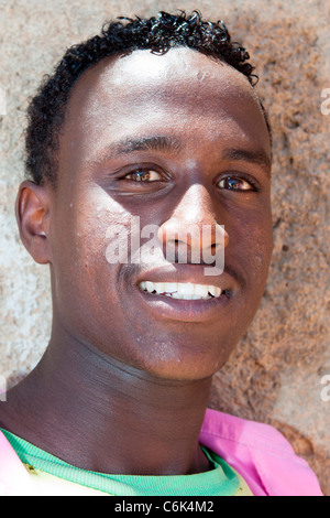 Portrait d'un étudiant Harari dans la ville fortifiée de Harar, ciyy est de l'Ethiopie, l'Afrique. Banque D'Images