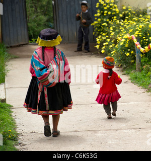 Vue arrière d'une femme avec son enfant, Chumpepoke l'école primaire, Vallée Sacrée, région de Cuzco, Pérou Banque D'Images
