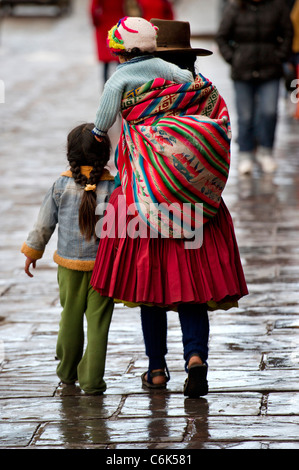 Famille Quechua en marchant dans la rue, Cuzco, Pérou Banque D'Images