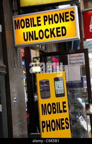 Un déblocage téléphone mobile store à Londres, Angleterre, Royaume-Uni Banque D'Images