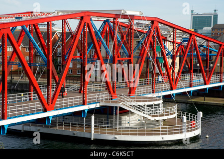 Rouge, blanc et bleu pont enjambant l'un des quais de Salford, près de Manchester, Angleterre Banque D'Images