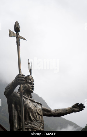 Low angle view of a statue de Pachacuti, Aguas Calientes, Urubamba Province, Région de Cuzco, Pérou Banque D'Images