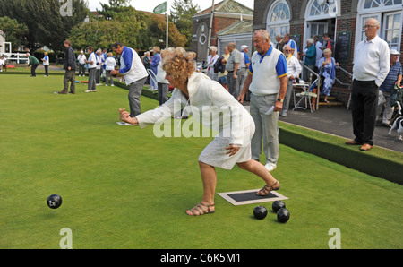 Les quilleurs d'experts l'enseignement pour les nouveaux arrivants à la Marine de Worthing Gardens Bowls Club à Worthing West Sussex UK Banque D'Images