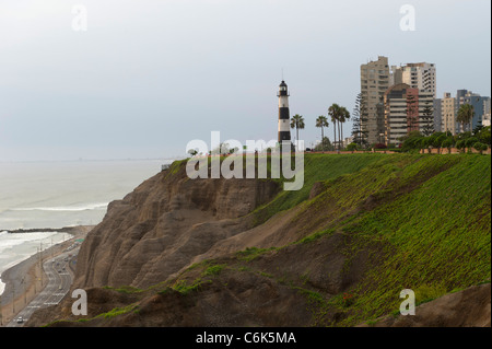 Les touristes parachute, Av De La Aviacion, quartier Miraflores, Lima, Pérou Province Banque D'Images