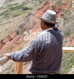 Les touristes à la recherche à vue, Maras, Vallée Sacrée, région de Cuzco, Pérou Banque D'Images