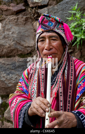 Close-up of a senior woman jouer une flûte, Pisac, Vallée Sacrée, région de Cuzco, Pérou Banque D'Images