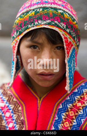 Portrait d'un jeune garçon portant un chapeau en tricot, Vallée Sacrée, région de Cuzco, Pérou Banque D'Images