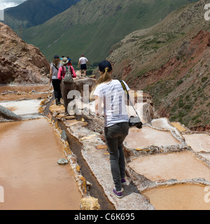 Les touristes à une mine de sel, Maras, Salinas, Vallée Sacrée, région de Cuzco, Pérou Banque D'Images