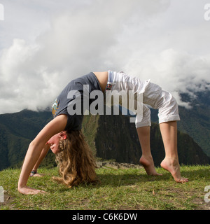 Teenage girl doing posent avec roue valley dans l'arrière-plan, la ville perdue des incas, Machu picchu, Cusco, Pérou région Banque D'Images