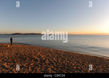 Pêche à l'homme de la plage à West Point, Magnetic Island, Queensland, Australie Banque D'Images