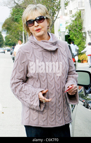 Florence Henderson actrice légendaire dehors et environ dans la région de Beverly Hills Los Angeles, Californie - 05.03.10 Banque D'Images