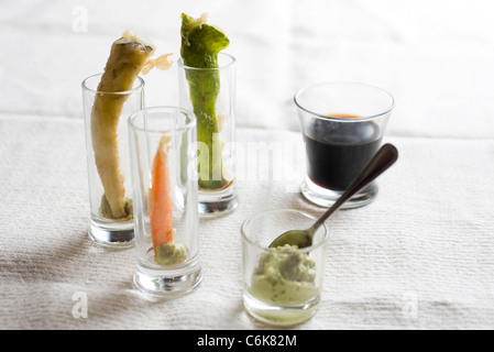 Tempura de légumes servi dans des verres avec le wasabi et la sauce soja Banque D'Images