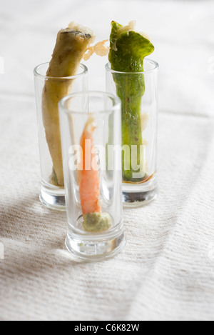 Tempura de légumes servi dans des verres avec le wasabi et la sauce soja Banque D'Images